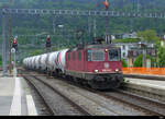 SBB - 420 316 vor Güterzug bei der durchfahrt im Bahnhof Biel am 06.05.2022
