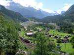 Berner Oberland 2007 -  Planmig mit einer Cisalpino-garnitur gefahren wird der IC 873 Basel - Brig. Hier ist der Zug am 25.07.2007 an der Ltschberg-Nordrampe unterwegs in Richtung Sden. Gleich durchfhrt er den Bahnhof Blausee-Mitholz, unterquert die Felsenburg in einem Tunnel, und erscheint gute 3 bis 4 min direkt links neben uns nocheinmal. Allerdings jetzt auf fast gleicher Hhe und in entgegengesetzter Fahrtrichtung. Wir stehen hier nahe der Felsenburg und blicken in Richtung Kandersteg. im Hintergrund ist noch das Baufeld des Zwischenangriffs Mitholz fr den Ltschberg-Basistunnel zu erkennen. Man hat bereits mit Rekultivierungsarbeiten begonnen. 