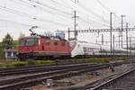 Am 13.10.2022 schleppt die Re 4/4 II 11164 den RABe 501 006-7 Giruno durch den Bahnhof Pratteln.