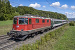 Re 4/4 II 11141 ist mit einem Extrazug unterwegs in Richtung Basel, aufgenommen bei Villnachern AG am 11.09.2022.