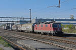 Re 420 318-8 durchfährt am 27.10.2022 den Bahnhof Rupperswil.