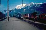 Landquart, April 1984. Eine grne Re 4/4 II fhrt mit einer deutschen IC-Garnitur in den Bahnhof ein. Von diesen alten Farbgebungen ist heute nur noch selten was zu sehen.