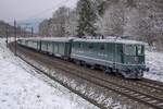 Re 4/4 II 11173 ist im Lenzburger Wald unterwegs in Richtung Zürich HB, aufgenommen am 18.12.2022.