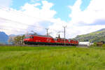 Die Re 460 072 zieht zwei Re 420 als Lokzug durch Steinen Richtung Bellinzona.