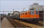 Die SBB Re 4/4 II 11239 mit dem Jurasüdfuss-Schlellzug 525 beim Halt in Aarau. Die SBB Re 4/4 II 11239 trug damals als einzige Re 4/4 II ein Wappen, welches diese von der Ae 6/6  Porrentury  erhalten hatte, da die Ae 6/6 seit der Gründung des Kanton Juras nun zur Kantonslos befördert wurde, freilich ohne der Lok die herrlichen Chromleisten zu spendieren. 
Ebenfalls zu sehen, einer der bei Reisenden wenig beliebten Self-Service Speisewagen. Ich selbst besuchte die Selbst-Bedienungspeisewagen recht gerne, da man recht schnell zum gewünschten Speisen und Getränke kam und sie beiden relativ vielen Halten auf der Jurasüdfusslinie recht praktisch waren. 

Analogbild vom 11. Juni 1984