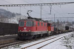Am 12.12.2022 schleppt die Re 420 250-3 dem Tm 234 139-4  durch den Bahnhof Gelterkinden.