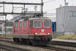 Re 420 324-6 durchfährt am 26.01.2023 solo den Bahnhof Rupperswil.