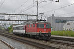 Am 12.05.2023 schleppt die Re 4/4 II 11114 den B 50 85 21-94 021-4 durch den Bahnhof Rupperswil.
