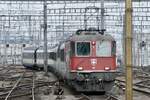 Re 4/4 11114 der SBB am 18.5.23 bei der Einfahrt in den Hauptbahnhof Zürich.