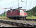 SBB - Lokzug  Re 4/4  420 332 unterwegs im Bahnhofsareal in Pratteln am 23.05.2023