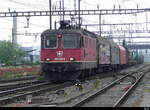 SBB - Re 4/4  420 336 vor Güterzug unterwegs im Bahnhofsareal von Pratteln am 23.05.2023