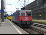 SBB - 420 268-5 mit Güterzug bei der durchfahrt im Bhf.