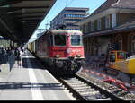 SBB - Re 4/4  420 277 mit Güterzug bei der Durchfahrt im Bhf.