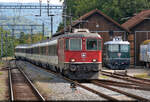 Re 4/4 II 11136 (Re 420 136-4) trifft ihre museale Schwester Re 4/4 II 11173 (Re 420 173-7) im Bahnhof Koblenz (CH).