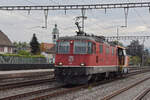 Am 21.09.2023 schleppt die Re 4/4 II 11158 die Ee 922 010-4 durch den Bahnhof Rupperswil.