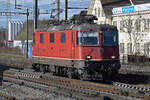 Re 4/4 II 11194 durchfährt am 05.02.2024 solo den Bahnhof Pratteln.