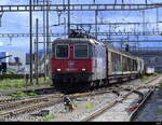 SBB - 420 270 mit Güterzug unterwegs in Pratteln am 02.04.2024 .. Standort des Fotografen ausserhalb der Geleisanlagen