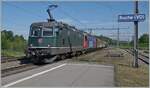 Die wieder in Grün lackierte SBB Re 4/4 II 11335 (Re 420 335) fährt mit einer Re 6/6 und einem kurzen Güterzug durch die Station Roche (VD) in Richtung Wallis. 

12. Mai 2022