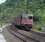 Re 4/4 II im Doppelpack mit Schnellzug bei Mezzovico im Sommer 2005.