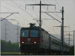 Re 4/4 II 11226 strebt mit dem Rheintalexpress Maienfeld entgegen. Auch auf diesem Bild schn zu sehen wie stromabhngig wir geworden sind. (05.10.2007)