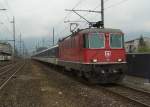 Die Re 4/4 11193 mit einem Personenzug bei der Einfahrt in Brunnen.