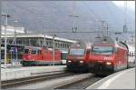 Re 4/4 II 11227 nach St. Gallen, Re 460 010-2 mit IR nach Basel SBB und Re 460 066-1 mit IC nach Basel SBB stehen abfahrbereit in Chur. (30.10.2007)