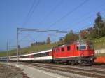 Eine Re 4/4 mit einem Cisalpino bei der Durchfahrt in Heustrich-Emdthal. (03.11.2007) 