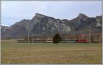 Vor dem Guschaspitz 1104m/.M und dem Regitzerspitz 1135m/.M. setzt der Rheintal-Express seine Fahrt nach Chur fort. Von der ganzen Raureifpracht des Vortages ist leider nach der Bewlkung nichts mehr vorhanden.(26.12.2007)