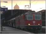 11154 und 11138 mit IC562 nach Basel SBB. Durch den leichten Nebel ber dem Zrichsee entsteht eine eigenartige Beleuchtung am Morgenhimmel ber der Stadt. (15.01.2008)