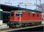 Re 4/4 II 11208 hat soeben den Rheintal Express in Chur umfahren und wartet auf den Kuppler.