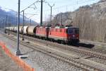 Re 4/4 II 11328 und Re 4/4 II 11286 mit einem Gterzug zwischen Visp und Brig, am 29.3.08.