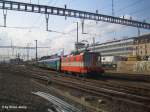 Die Re 4/4'' 11109 fhrt am 24.4.08 in Zrich HB mit einem Entlastungszug, der danach nach Aarau fhrt, ein. Die 11109 verkehrt weiterhin im Swiss Express Anstrich, abern icht mehr lange, denn wenn es nach der SBB geht, wird die Lok nach der Fussball-EM ausrangiert, da sich eine Revision aufgrund des anstehenden berbestandes nicht mehr lohnt. Die Lok wird daher mit diesem RE kilometerschonend (bloss einmal am Tag Aarau - Zrich - Aarau) eingesetzt. Bei nherem Betrachten der Lok fllt einem sofort auf, dass die Lok in einem schlechten Zustand ist, denn der Kasten weiss unzhlige notdrftig geschweisste Risse auf.