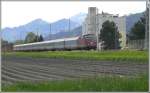 Re 4/4 II 11148 nhert sich mit EC 161 Vorarlberg aus Zrich dem Grenzbahnhof Buchs SG. Im Vordergrund gedeihen in nchster Zeit vermutlich die weissen Spargeln. (02.05.2008)