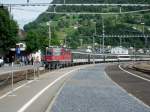 Eine Re 4/4 II zieht den Rheintalexpress von St.Gallen nach Chur in den Bahnhof Sargans ein.