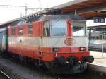 SBB - Re 4/4 11109 noch immer in den Swiss Express Faben unterwegs, hier im Bahnhof von Biel / Bienne am 24.02.2008