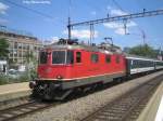 Re 4/4'' 11181 mit IR nach Basel am 20.6.08 in Zrich HB. Diejenigen, die mit den Loknummern vertraut sind, weiss, was fr eine Geschichte die Lok hinter sich hat...