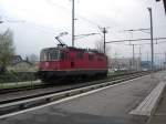 Eine Re 4/4 II dst als Leerzug nach Buchs/SG. Hier in Sevelen, beim Bahnhof am 26.06.08