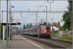 Re 4/4 11300 durchfhrt mit RE3836 den Bahnhof Staad.