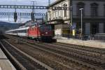 Re 4/4 II 11303 durchfhrt am 21.7.08 mit dem IC 685 Basel-Chiasso den Bahnhof Liestal.