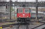 Re 4/4 II 11220 bringt eine Cisalpino-Wagengarnitur nach Basel-SBB. Beachtenswert der nachtrglich angebrachte Rangierhaltegriff an der Tfz-Front. (12.08.2008)