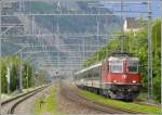 Re 4/4 11125 fhrt mit REX aus St.Gallen an Chur Wiesental vorbei.