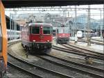 Hochbetrieb am 04.08.08 im Bahnhof von Basel! Bei den beiden Re 4/4 II fallen die unterschiedlichen Fronten auf: whrend die Lok rechts im Bild das bliche Schweizer Wappen trgt, hat die 11133 das