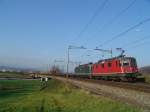 Re 4/4 11325 und eine Re 6/6 mit einem gemischten Gterzug am 26.11.04 bei der Reussbrcke zwischen Oberrti und Rotkreuz