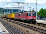 SBB - Re 4/4 11267 + Re 6/6 vor Gterzug bei der Durchfahrt in Liestal am 03.08.2008