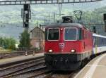 SBB - Re 4/4 11215 vor Regionalzug bei der ausfahrt aus dem Bahnhof von Brig am 11.08.2008