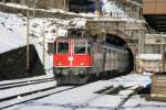 Re 4/4 11181 verlsst mit die Entschingtal Galerie und fhrt durch den Bahnhof Wassen; 08.12.2008