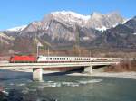 EC Chur-Zrich-Basel-Hamburg/Altona mit Zuglok Re 4/4 II am 11.01.05 auf der Rheinbrcke bei Bad Ragaz.Der DB Steuerwagen hinter der Lok, kann erst ab Basel eingesetzt werden.