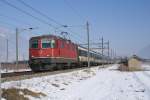 Re 4/4 II 11135 am 31.1.09 mit dem IR 1422 auf dem Weg von Brig nach Genve Aroport. Das Bild entstand zwischen Saxon und Charrat-Fully.