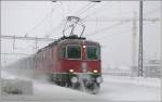 Re 4/4 II mit RE 3836 nach St.Gallen fhrt in Landquart ein.