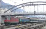 Re 4/4 II 11187 mit einem Entlastungsschnellzug in Chur unter der Friedaubrcke. (01.03.2009)